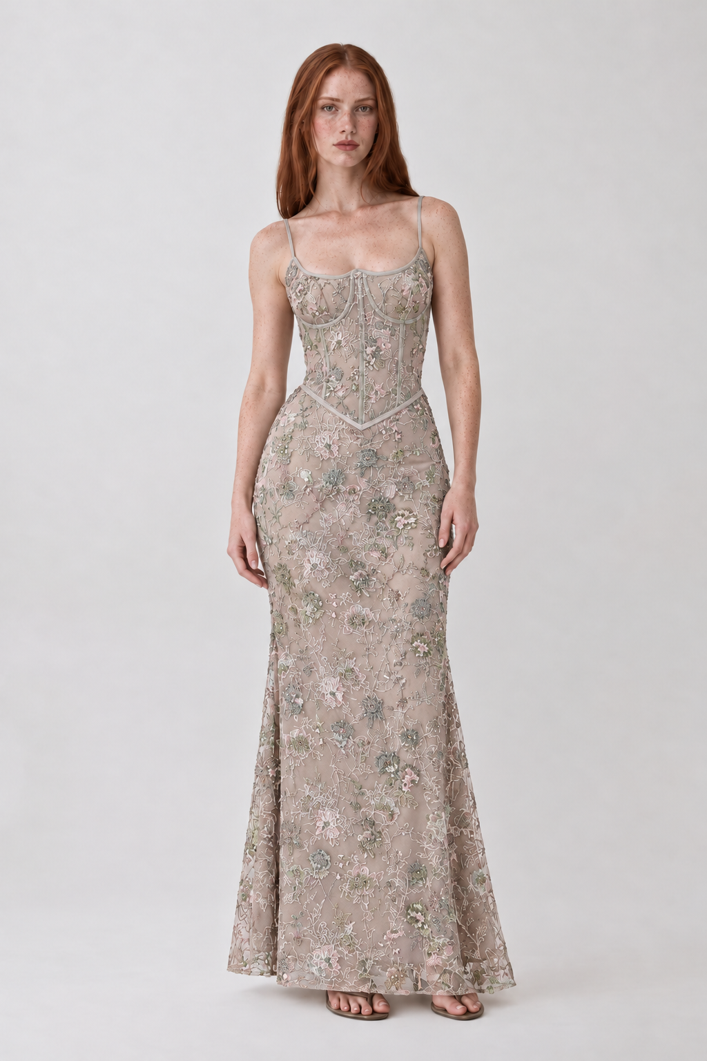 Vestido Aurélie cinza de frente, com alças finas, corpete e renda floral em silhueta longa.