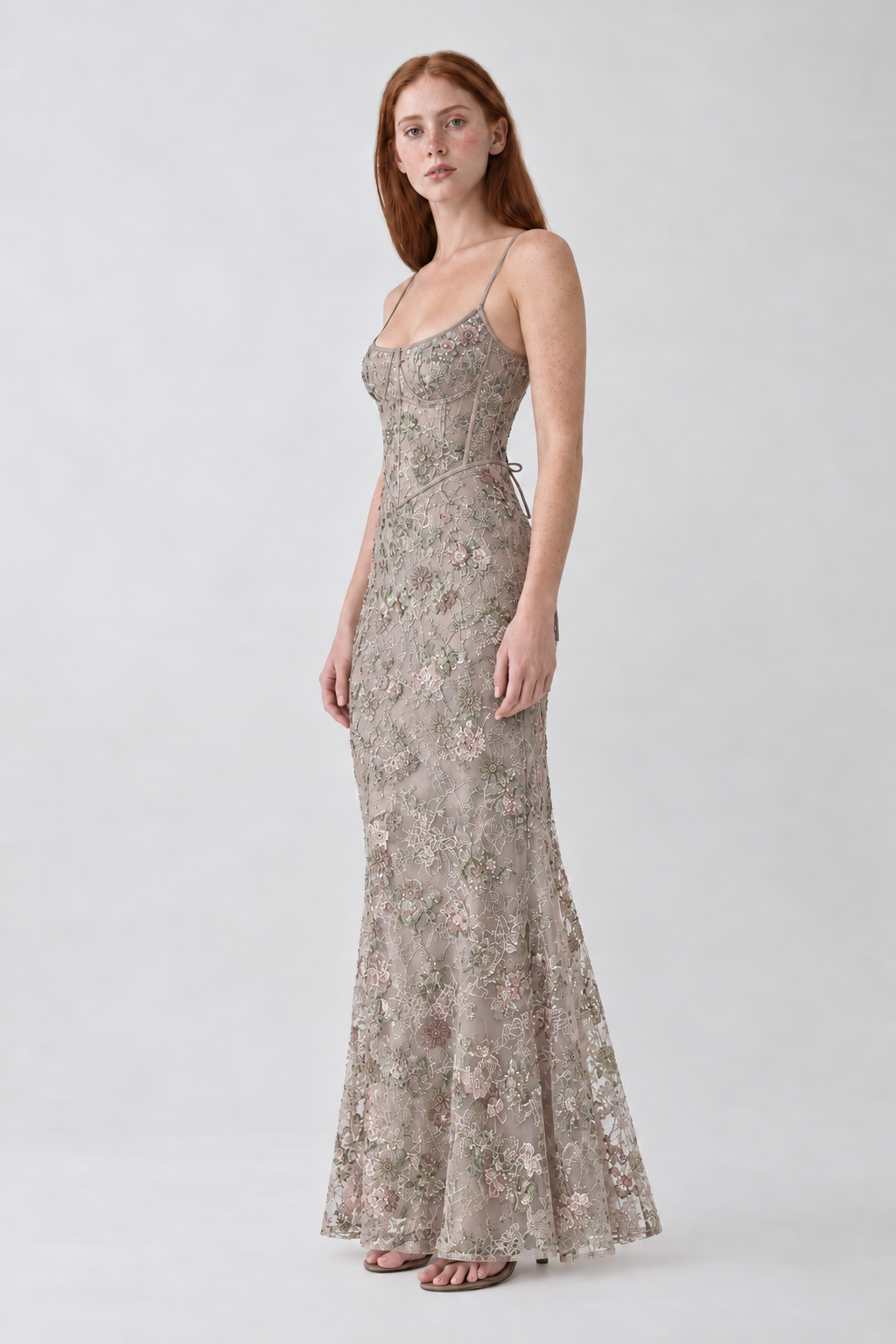 Vestido Aurélie cinza de frente, com alças finas, corpete e renda floral em silhueta longa.
