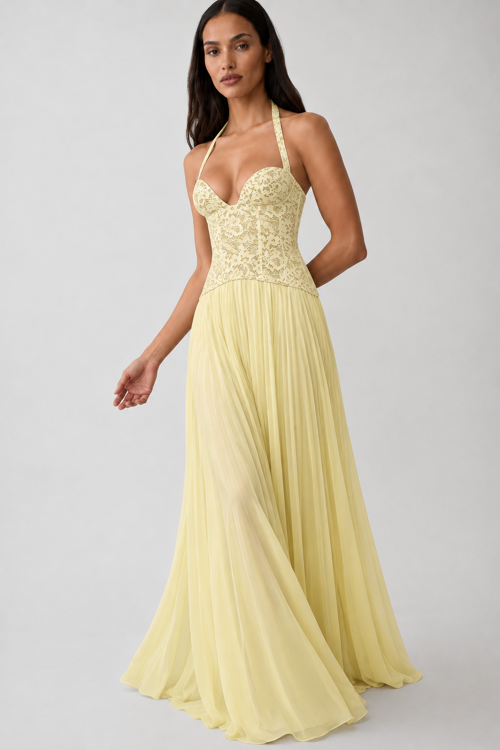 Vestido Éloïse amarelo, em movimento, Modelo 3
