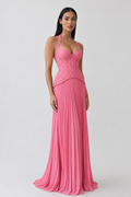 Vestido Éloïse rosa, vista frente, na Modelo 3
