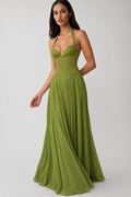 Vestido Éloïse verde, vista em movimento, na Modelo 3