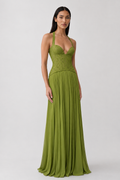 Vestido Éloïse verde, vista de frente na Modelo 3