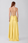 Vestido Lavínia amarelo — vista de costas