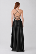 Vestido Lavínia preto — vista de costas